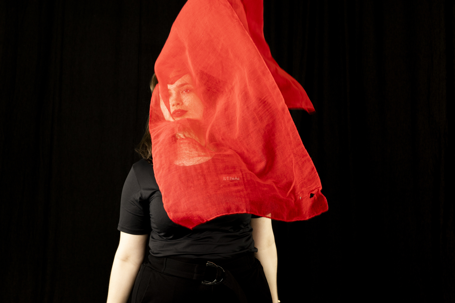 Red scarf floating  - Senai Informática
