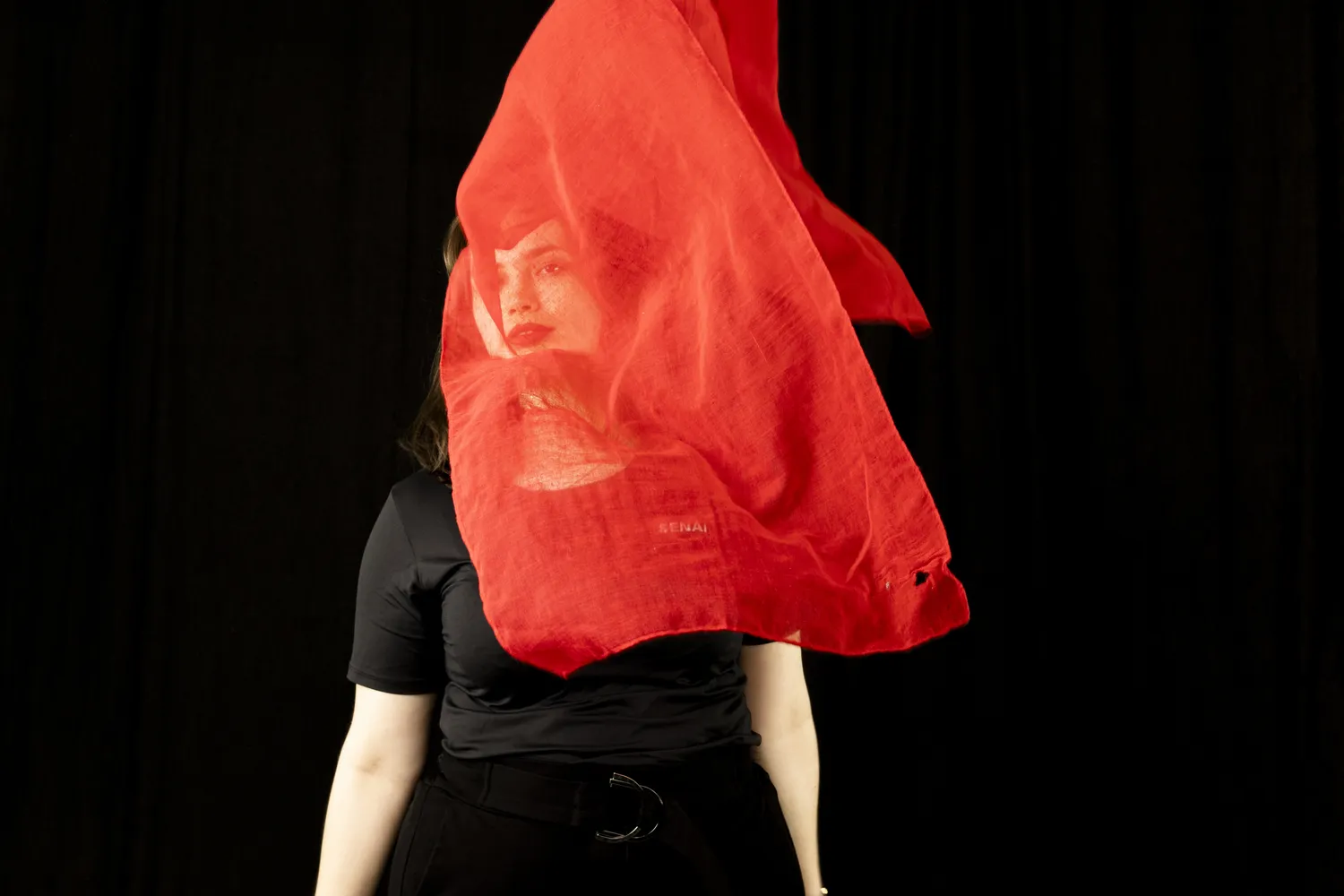 Red scarf floating - Senai Informática